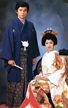 Couple In Japan, Costumes Around The World, Silly Shirt, Traditional Wedding Attire, Wedding Kimono, Japanese Geisha, Japan Aesthetic, Japanese Characters