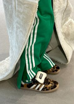 Adidas Joggers Outfit, Adidas Superstar Outfit, Superstar Outfit, Tomboy Girls, Matilda Djerf Style, Cheetah Shoes, Leopard Sneakers, Adidas Joggers