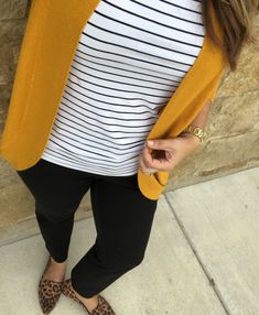 Fashion For Teachers, Work Outfits Frauen, Looks Jeans, Leopard Loafers, Outfits Classy, Yellow Cardigan, Business Casual Outfits For Work