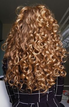 Auburn Blonde Curly Hair, Caramel Blonde Curly Hair, 2024 Curly Hair Trends, Blonde Curls Natural, Strawberry Blonde Curls, Strawberry Blonde Curly Hair, Long Blonde Curls