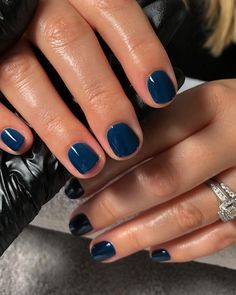 Nail Colors For Brunettes, Mail Color For Short Nails, Navy Shellac Nails, Navy Gel Nails Short, Nails Short Plain, Navy Short Nails, Short Painted Nails Simple, Nail Colors Solid