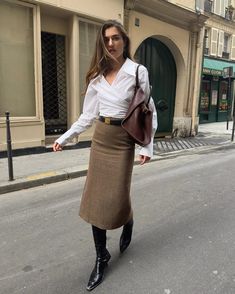 11 Extremely Chic European Autumn Outfits I'm Copying This Season | Who What Wear UK Office Fits, Professional Outfit, Business Wardrobe, Capsule Wardrobe Work, Pencil Skirt Outfits, Corporate Style, Rock Outfit