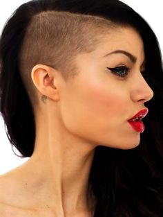 I like how this looks but I don't know how long I would like it Half Shaved Head, Shaved Hair Women, Half Shaved Hair, Half Shaved, Shaved Head, Undercut Hairstyles