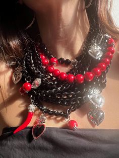 Collana multifilo nera con catene nere e perle rosse, ciondoli cuori sacri ex voto, perle rosse e corno Sacred Hearts, Lucky Me, Bib Necklaces, Sacred Heart, Favorite Jewelry, Jewelry Necklaces, Necklaces, Electronic Accessories, Italy