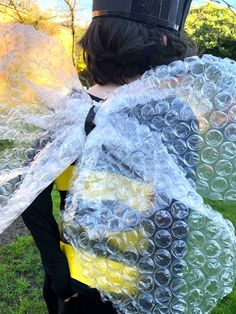 Diy Bee Wings, Bee Fancy Dress, Wasp Costume, Bumble Bee Wings, Queen Bee Costume, Wings Tutorial, Recycled Costumes, Bumble Bee Costume