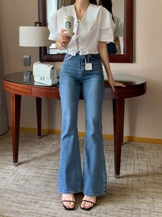 Full Covered Outfits, High Waist Flared Jeans Outfit, Outfit Inspo Flared Jeans, Outfits With Cargo Jeans, How To Style Boot Cut Jeans, High Waisted Jeans Outfit Casual, Bootcut Jeans Outfit Aesthetic, Style Flared Jeans, Flare Jean Outfit