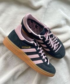 Adidas Spezials, Pretty Sneakers, Samba Shoes, Look Adidas, Trendy Shoes Sneakers, Dr Shoes, Pretty Shoes Sneakers, Adidas Shoes Women, Adidas Spezial