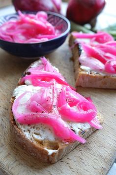 Tasty crusty bread with fresh goat cheese, marinated onion and black pepper.
Onions are good and also very colorful and will add a touch of liveliness to all your dishes!
The ingredient you don't expect and which makes this preparation wonderful to look at is the red turnip. In fact, by adding a piece of already cooked and cleaned red turnip to the marinade with water and vinegar we will help bring out the pink of the onions. In the marinade we can add spices and aromatic herbs as desired. Insert a bay leaf and spicy chili pepper as a scented note, but also juniper berries, coriander, rosemary and sage Hamburger Gourmet, Juniper Berries, Spicy Chili, Bay Leaf, Aromatic Herbs, Crusty Bread, Chili Pepper, Goat Cheese