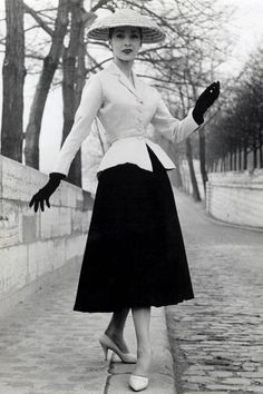 The biggest 1950s fashion style moments that defined the decade Christian Dior New Look, 40s Mode, Dior New Look, Rok Outfit, Style Parisienne, Fashion 1940s, 1950 Fashion, Glamour Vintage, Fifties Fashion