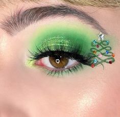 Christmas’s Makeup, Green Christmas Eye Makeup, Christmas Tree Makeup Look, Christmas Tree Eyeliner, Christmas Graphic Liner, Simple Christmas Eyeshadow Looks, Christmas Eyeliner Looks, Christmas Eye Looks