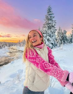 Snow Cute Outfits, Alaskan Cruise Outfits May, Snow Clothes Outfits, Cold Winter Outfits Snow, Vintage Ski Outfit, Snow Outfit Ideas, Winter Snow Outfits, Cozy Photoshoot, Alaskan Cruise Outfits