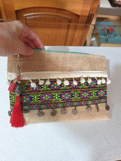 Nice handbag with silk thread tassel decoration and small imitation suede tassel that can be removed and put on, it is made of burlap and trimmings, seed beads and coins, it is light and comfortable, it also has a hand strap, super comfortable. Measurements: 25 x 18 x 2 cm. Thanks for visiting my little shop. ❤ Bohemian Clutch Bag With Tassels, Bohemian Tassel Clutch Bag, Bohemian Brown Pouch For Gift, Bohemian Clutch Shoulder Bag With Tassels, Bohemian Rectangular Bags With Tassels, Bohemian Rectangular Bag With Tassels, Rectangular Clutch With Tassels For Daily Use, Bohemian Tassel Clutch Shoulder Bag, Beige Bohemian Clutch Shoulder Bag