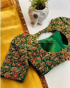 Wedding Saree Look, Paithani Blouse, Green Blouse Designs, Blouse Maggam Work, Blouse Works, Mirror Work Blouse Design