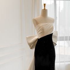 Fancy Black And White Dress, Off Shoulder Formal Dress, Grammy Dresses, Dinner Dresses, Dress With Train, Bow Tie Dress, Woodrow Wilson, Elegant Gothic, Gothic Design