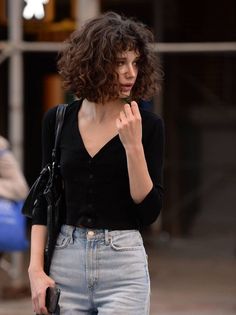 Curly Hair Bob Haircut With Bangs, Curly Hair Trends, Natural Curly Hair Cuts, Hype Beast, Curly Hair Photos, Short Curly Haircuts, Haircuts For Curly Hair, Artist Outfit, Dorian Gray