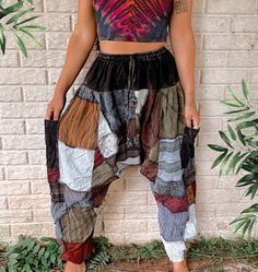 Diy Hippie Clothes, Harem Pants Diy, Patchwork Joggers, Harem Pants Outfit, Tie Dye Harem Pants, Harem Pants Pattern, Bohemian Pants, Mode Hippie, Tie Dye Hippie