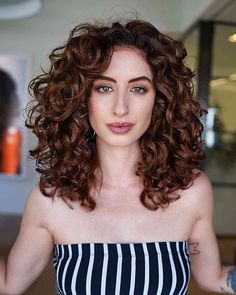 Brown Hair Color Curly, Hair Color Curly, Bob Riccio, Red Brown Hair Color, Curly Hair Trends, Reddish Brown Hair, Bob Haircut Curly, Brown Curly Hair