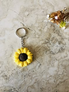 clay big sunflower key chain Clay Keychains Polymer, Clay Keyrings Diy, Easy Clay Keychain Ideas, Mouldit Keychain Ideas, Mouldit Clay Art Keychain, Mouldit Clay Keychain, Polymer Clay Projects To Sell, Polymer Clay Crafts To Sell, Cute Clay Keychains