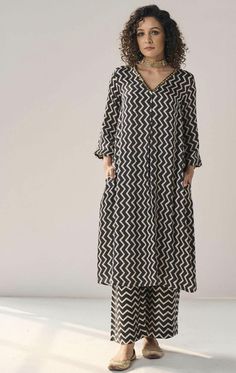 Printed Kurti Designs, Pant For Women, Pant Women, White Kurta, Aline Dress, Indian Fashion Designers, Kurta With Pants, Chevron Print