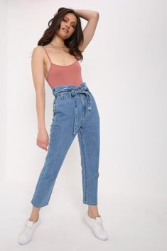 Denim Jeans Outfit Casual, Belted Jeans, Simple Summer Outfits, High Waisted Mom Jeans, Vintage Pants, Wardrobe Style, Autumn Outfit, Petite Outfits, Denim Fashion