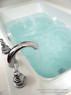 Detox Bath - Add 2 cups Epsom Salt to a very hot bath (as hot as you can stand it). Add 1 cup Baking Soda to unfiltered bathwater. Soak for 20 min. And shower in cool water. No perfumed lotions or soap after detoxing. No eating before or after detox bath....just drink lots of water before and after. --I have done this & it works! Years of toxins are released through hands & feet! Autogenic Training, Drink Lots Of Water, Detox Bath, Healing Waters, Healing Therapy, Epsom Salt, Banana Split, Back To Nature