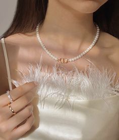 Dior Necklace Pearl, Business Aesthetics, Aesthetic Dior, Pearl Aesthetic, Jewelry Pearl Necklace, Luxury Things, Vanilla Girl Aesthetic, Dior Girl, Dior Aesthetic