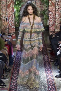 Roberto Cavalli Milan Spring/Summer 2017 Ready-To-Wear Collection | British… Lilith Style, Runway 2017, Beautiful Evening Gowns, Mode Boho, Vacation Wear, Beautiful Evening, Best Dresses, Fashion Tv, Top 50