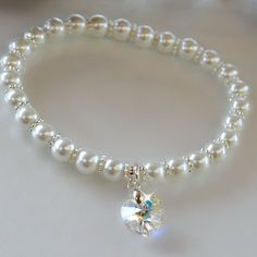 Pearl bracelet is made with 6mm white glass pearls, silver daisy spacers and a 10mm crystal heart. Custom colors available. Just message me. 14.00 each Crystal Anklet, Swarovski Crystal Hearts, Faith Jewelry, Swarovski Crystal Bracelet, Jewelry Bracelets Silver, Beaded Bracelet Patterns, Diy Schmuck, Girly Jewelry, Swarovski Pearls