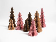 Paper Christmas trees Space-saving and no needles falling off. This paper Christmas tree always looks great no matter where you put it. And when you no longer need it, you simply fold it up until next year. Brighten up your home with these sustainable paper Christmas tree decorations. The tree, which is delivered flat, can be set up in no time thanks to the integrated magnets. Our Christmas tree is available in six different colors and a selection of sizes from 15cm to 35cm. Perfect for table de Paper Christmas Tree Decorations, Paper Christmas Trees, Scandinavian Decoration, Christmas Tree Table, Sustainable Christmas, Faux Snow, Honeycomb Paper, Paper Christmas Tree, Paper Tree