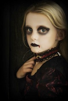 Kids Vampire Makeup, Rent Costumes, Halloween Stores, Pelottava Halloween, Vampire Kids, Vampire Makeup Halloween