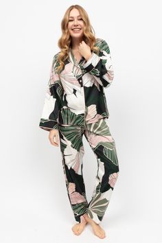 Embrace everyday luxury with the Highbury Floral Print Pyjama Set from Fable & Eve. This exquisite luxury nightwear set features a sophisticated floral print in subtle shades of pink and green, adding an elegant touch to your sleepwear collection. Crafted from a soft woven fabric blend, this set ensures both comfort and style, making it a must-have for your bedtime and lounging needs. The two-piece set includes a top with long sleeves and a flattering pleated back, adorned with Fable & Eve’s sig Luxury Nightwear, Floral Pajamas, Everyday Luxury, Pyjama Bottoms, Women Nightwear, Collar Pattern, Sleepwear & Loungewear, Print Pajamas, Pajama Top