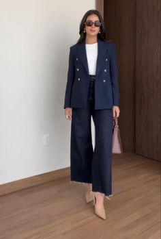 Comfortable Business Casual Outfits, Lawyer Fashion Women, Minimal Fits, Women's Formal Wear, Executive Outfit, Business Meeting Outfit, Navy Blazer Outfits, Semi Formal Mujer, Comfortable Business Casual