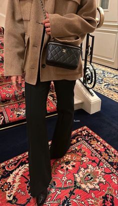 Chanel Vanity Bag Outfit, Business Professional Outfits, Estilo Indie, Earthy Outfits, Corporate Outfits, Mode Inspo, Professional Outfits, Winter Fashion Outfits, Sweaters Oversized