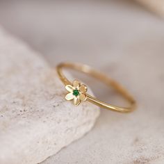 This flower ring we design, inspired by the Mainau Island that is famous for its flowers, will take you to this island when you close your eyes. It is your right to reward yourself with a piece of heaven. Designer Gold Rings, Flower Gold Ring, Minimalist Accessories Jewellery, Rings Minimal, خواتم خطوبة, Gold Stacking Rings, Minimal Jewellery, Flower Rings, Cute Ring