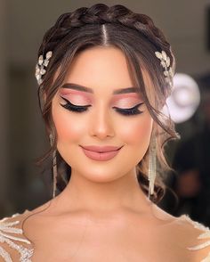 Makeup Looks For Wedding Bride, Sanggul Cepol, Halloween Makeup Tutorial Easy, Wedding Makeup Tutorial, Classy Makeup, Wedding Eye Makeup, Bridal Eye Makeup, Bold Makeup Looks, Cool Makeup Looks