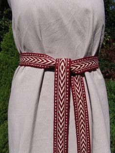 Width 3,8 cm/1,49 in. Lenght 2,12 m/83,46 in.(The waist of the photo model is 77cm/30,3 in) The material I use is 100% wool. Colors: bordo red, white Tablet weaving, Tablet Woven Belt.  Discover the beauty of traditional craftsmanship with our handmade tablet woven belts, inspired by Baltic and Latvian folk designs. Each etno belt is carefully crafted using card weaving techniques, resulting in unique patterns and vibrant colors, such as stunning bordo. Perfect for pairing with linen clothes or Obi Belt Pattern, Viking Belt, Medieval Belt, Medieval Clothes, Card Weaving, Folk Design, Tablet Weaving, Handmade Belts, Washing Powder