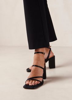 Sandalias de tiras negras de satén
¡Tan suaves! Las sandalias Alexa vienen en satén negro con un acabado ligeramente transparente. Perfectas para todo tipo de fiestas, tienen tiras delicadas y tacones cuadrados que te dejarán bailar toda la noche. Combina tus sandalias de tiras con un modelo sedoso para hacer tu gran entrada e incluso mejor salida. Brown Jumpsuits, Satin Noir, Komodo, Weekender Tote Bag, Chunky Block Heels, Boot Bag, Beauty Bag, Sunglasses Shop, Leather Care