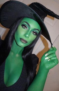 Green Witch Makeup Halloween Pretty, Green Witch Makeup Ideas, Witch Custome Ideas, Witch And Black Cat Costume, Make Up Bruja, Green Witch Makeup, Green Witch Costume, Witch Costumes For Women