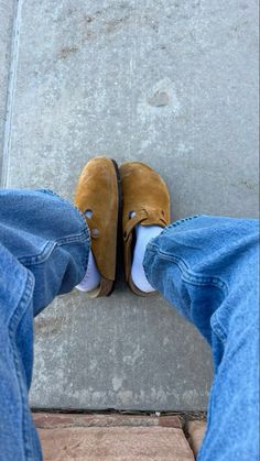 Mules Shoes Outfit, Fall Fashion Shoes, Birkenstock Outfit, Nerdy Outfits, Guys Fits, Shoes Outfit Fashion, Men Stylish Dress, Mommy Style, Aesthetic Fall