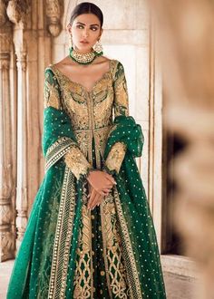 Pakistani Bridal Lehnga in Emerald Green for Wedding is Emblazoned with Pretty gold work. Available with fast delivery in USA. Buy Online 2019 Bridal Dress. Dress For Mehndi Function, Dress For Mehndi, Green Pakistani Bridal Dress, Pakistani Bridal Dresses Online, Mehendi Dress, Orang India, Mehndi Function, Pakistani Bridal Dress, Desi Wedding Dresses