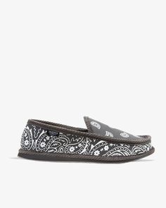 Iconic and patented bandana paisley Cushioned insole for maximum comfort Expertly crafted in gray bandana Soft and comfortable inside Premium stitching Amazing shape and feel Perfect for home, the gym, office, watching sporting events and shopping Patented design Trooper America's iconic and patented bandana paisley slip-on shoe in gray. Premium bandana paisley on the outside and incredibly soft inside for maximum comfort and style. Our bandana shoe in gray is your new Go-To Shoe. Comfy and Styl Bandana Slippers, Bandana Shoes, Grey Bandana, Famous Athletes, Rap Music Videos, The Trooper, West Coast Fashion, Bandana Styles, Navy Man