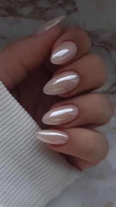 Aesthetic Wedding Nails, Cream Pearl Nails, Clear Chrome Nails Almond, Chrome White Nails Almond, Shimmer White Nails, Pearl Color Nails, Pearl Nail Color, White Chrome Almond Nails, Creamy White Nails