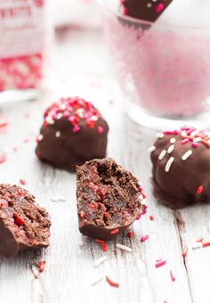 Chocolate Cherry Truffles are so easy. And take less than an hour! Cherry Brownies, Oreo Truffles Recipe, Brownie Truffles, Candy Truffles, Cherry Desserts, Chocolate Covered Cherries, Oreo Truffles