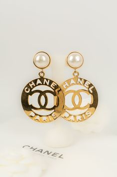 CHANEL - Boucles d'oreilles en métal doré ajouré et cabochon nacré. Condition : Très bon état Dimensions : Longueur : 10 cm Chanel #1, Ysl Shoes, Jimmy Choo Sunglasses, Chanel Sunglasses, Gold Ounce, Chanel Paris, Trending Handbag, Dior Shoes, Handbag Wallet