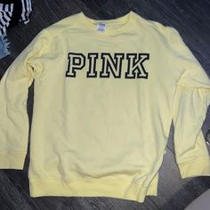 Never Worn Crew Neck Yellow Crew Neck Top With Graphic Print, Yellow Crew Sweatshirt For Winter, Trendy Yellow Fall Sweatshirt, Yellow Crew Neck Sweatshirt For Fall, Yellow Crew Neck Sweatshirt For Winter, Trendy Yellow Sweatshirt For Fall, Casual Yellow Long Sleeve Sweatshirt, Trendy Yellow Cotton Sweatshirt, Trendy Yellow Sweatshirt For Spring