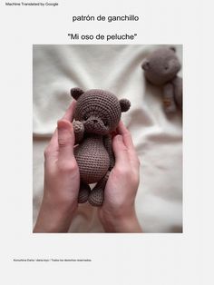 a person holding a small teddy bear in their hands with the caption patron de ganchillo m'oso de pelucher