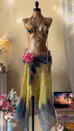 Beach Skirt Outfit, Hawaii Skirts, Brazil Tropical, Boho Swimsuit, Hibiscus Hawaii, Tropical Outfits, Chica Cool, Hawaii Tropical, Tropical Fashion