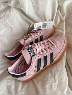 Satellite Stompers, Closet Capsule, Adidas Samba Outfit, Mode Rose, Dr Shoes, Skandinavian Fashion, Shoe Wishlist, Adidas Spezial, Shoe Inspo