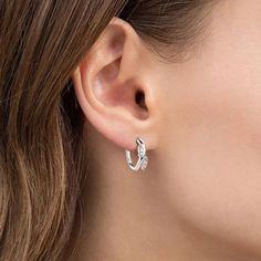 Ajoutez une touche d'éclat à votre style avec nos boucles d'oreilles en argent sterling, avec de petites pierres de moissanite pour un soupçon d'élégance et de charme inspiré de la nature.  Simples mais sophistiquées, ces boucles d'oreilles sont parfaites pour un usage quotidien.
 Description 

Boucles d'oreilles créoles
Pierres de Moissanite
Pierres claires de couleur
Argent sterling
Couleur or jaune ou blanc
Poids environ 3.0g
GAME Certifié Gold Leaf Earrings, Color Stones, Earring Sale, Sterling Silver Hoops, Leaf Earrings, Silver Hoops, Nature Inspired, Ring Set, Stone Color