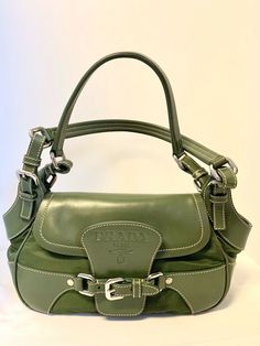 Green Prada Bag, Prada Marfa, Dr Shoes, Neue Outfits, Fancy Bags